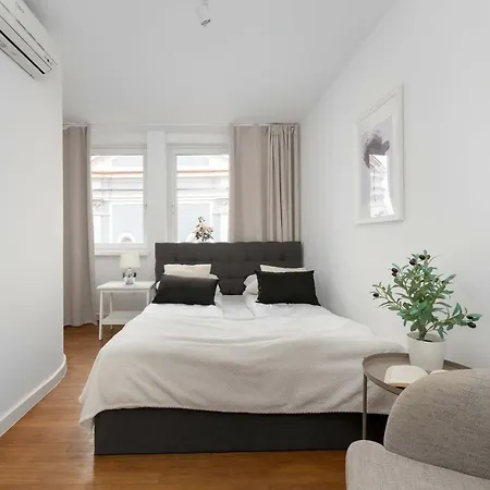 Family With 3 Bedrooms & Air Conditioning In The Centre Of By Renters アパート