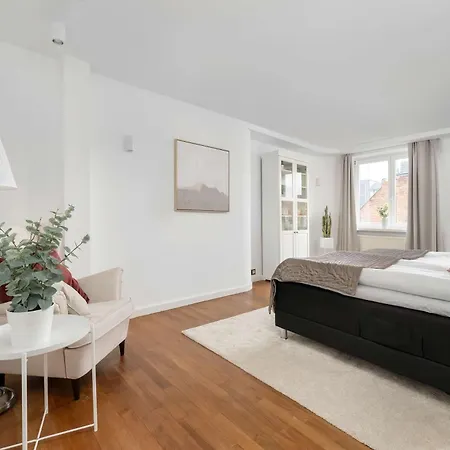 Family With 3 Bedrooms & Air Conditioning In The Centre Of By Renters *