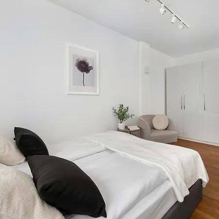 Family With 3 Bedrooms & Air Conditioning In The Centre Of By Renters