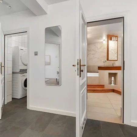 Family With 3 Bedrooms & Air Conditioning In The Centre Of By Renters