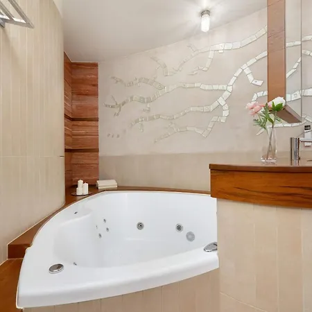 Family With 3 Bedrooms & Air Conditioning In The Centre Of By Renters アパート *