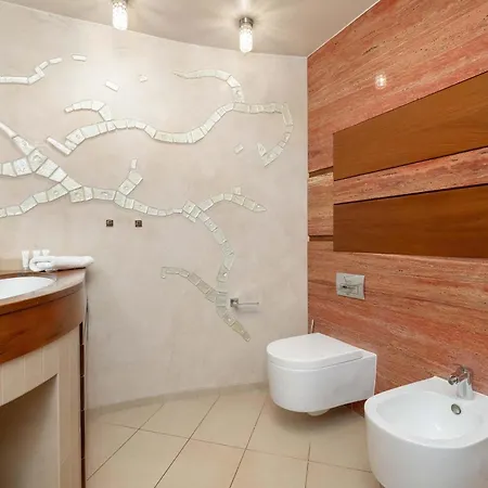 Family With 3 Bedrooms & Air Conditioning In The Centre Of By Renters *