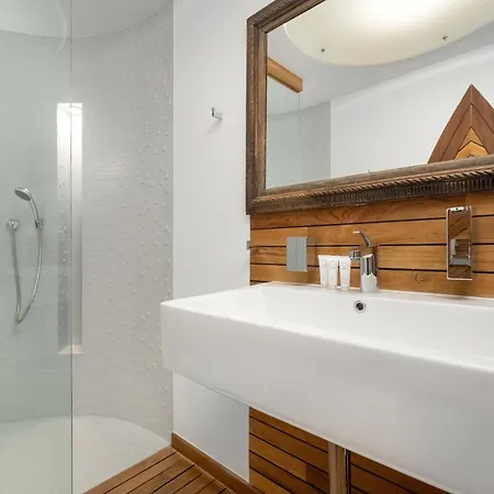 Family With 3 Bedrooms & Air Conditioning In The Centre Of By Renters