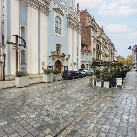 Family With 3 Bedrooms & Air Conditioning In The Centre Of By Renters