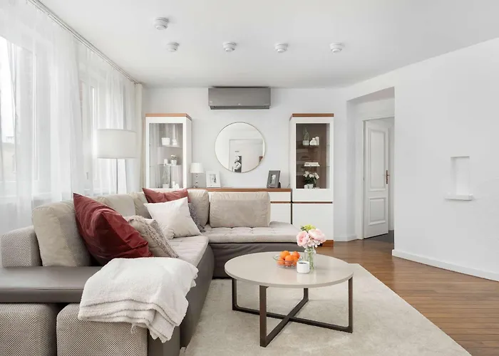 Family With 3 Bedrooms & Air Conditioning In The Centre Of By Renters Breslavia