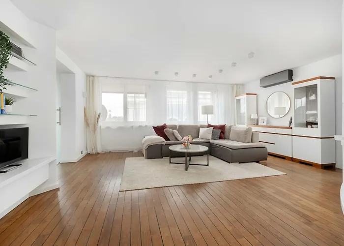 Family With 3 Bedrooms & Air Conditioning In The Centre Of By Renters Appartamento *