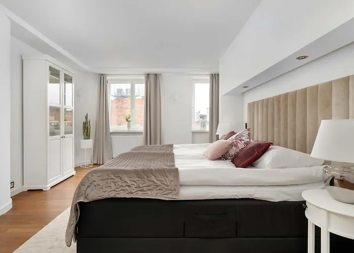 Family With 3 Bedrooms & Air Conditioning In The Centre Of By Renters