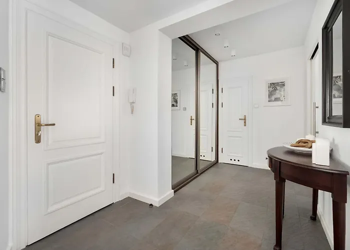 Family With 3 Bedrooms & Air Conditioning In The Centre Of By Renters Breslavia