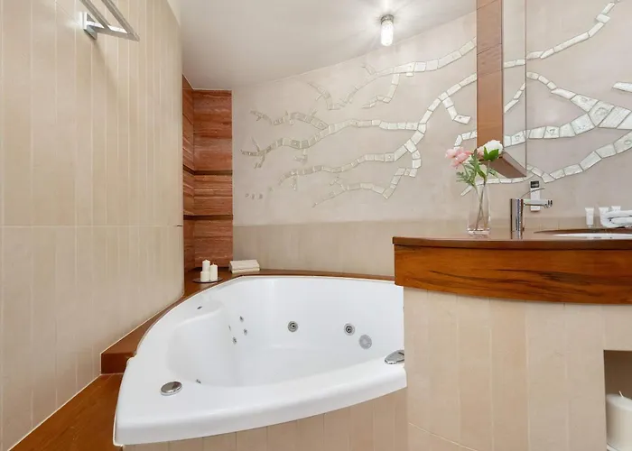 Family With 3 Bedrooms & Air Conditioning In The Centre Of By Renters Appartamento *