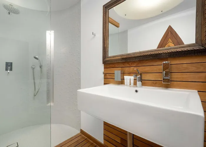 Family With 3 Bedrooms & Air Conditioning In The Centre Of By Renters