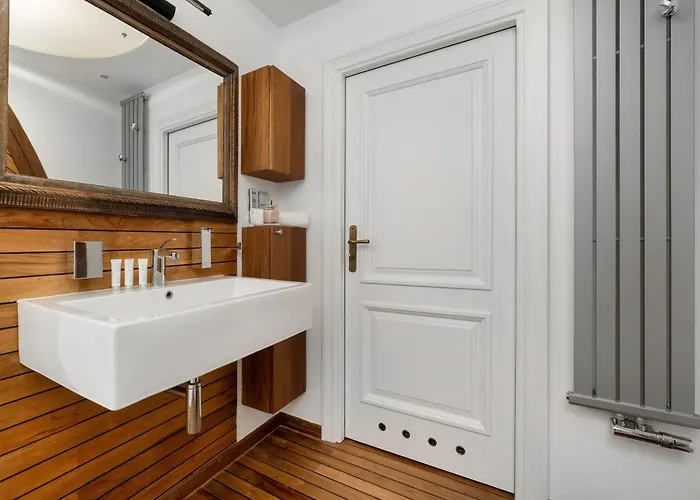 Family With 3 Bedrooms & Air Conditioning In The Centre Of By Renters *