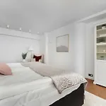 Family With 3 Bedrooms & Air Conditioning In The Centre Of By Renters