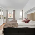 Family With 3 Bedrooms & Air Conditioning In The Centre Of By Renters