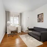 Family With 3 Bedrooms & Air Conditioning In The Centre Of By Renters
