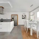 Apartment Family With 3 Bedrooms & Air Conditioning In The Centre Of By Renters *