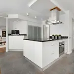 Family With 3 Bedrooms & Air Conditioning In The Centre Of By Renters *