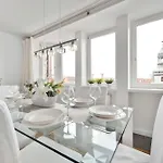 Family With 3 Bedrooms & Air Conditioning In The Centre Of By Renters Apartment *