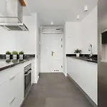 Family With 3 Bedrooms & Air Conditioning In The Centre Of By Renters *