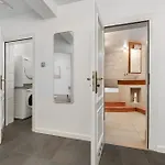 Family With 3 Bedrooms & Air Conditioning In The Centre Of By Renters