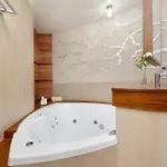 Family With 3 Bedrooms & Air Conditioning In The Centre Of By Renters Apartment *
