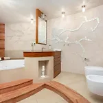 Apartment Family With 3 Bedrooms & Air Conditioning In The Centre Of By Renters *