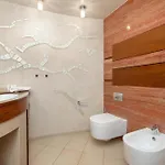 Family With 3 Bedrooms & Air Conditioning In The Centre Of By Renters *
