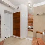 Family With 3 Bedrooms & Air Conditioning In The Centre Of By Renters Apartment *