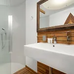Family With 3 Bedrooms & Air Conditioning In The Centre Of By Renters