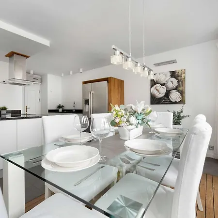 Apartment Family With 3 Bedrooms & Air Conditioning In The Centre Of By Renters Breslau