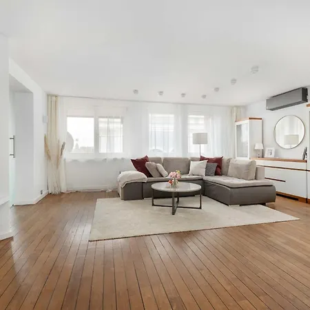 Family With 3 Bedrooms & Air Conditioning In The Centre Of By Renters Apartment *