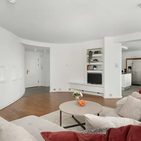 Apartment Family With 3 Bedrooms & Air Conditioning In The Centre Of By Renters *