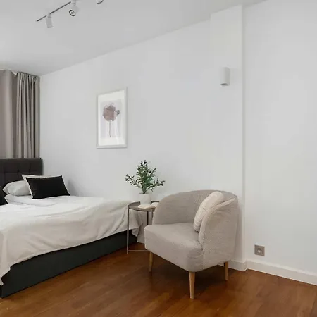 Apartment Family With 3 Bedrooms & Air Conditioning In The Centre Of By Renters Breslau