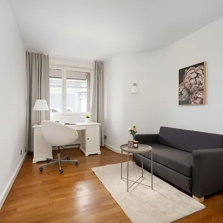 Family With 3 Bedrooms & Air Conditioning In The Centre Of By Renters