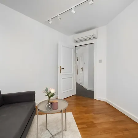 Apartment Family With 3 Bedrooms & Air Conditioning In The Centre Of By Renters