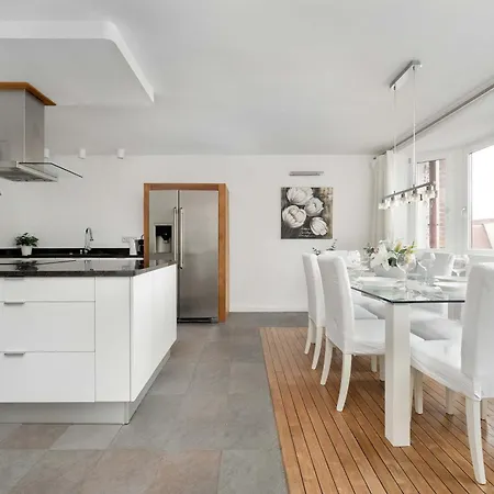 Apartment Family With 3 Bedrooms & Air Conditioning In The Centre Of By Renters *