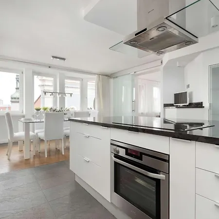 Apartment Family With 3 Bedrooms & Air Conditioning In The Centre Of By Renters *