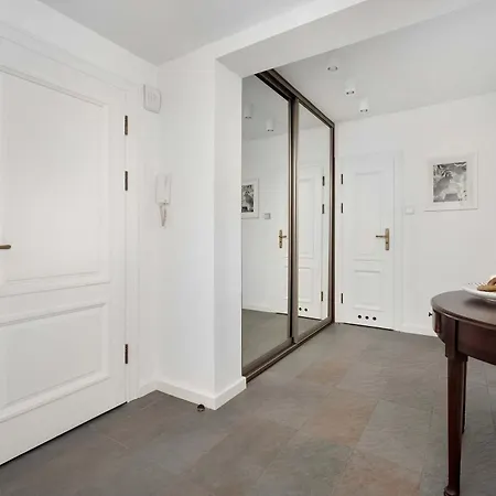 Family With 3 Bedrooms & Air Conditioning In The Centre Of By Renters Breslau