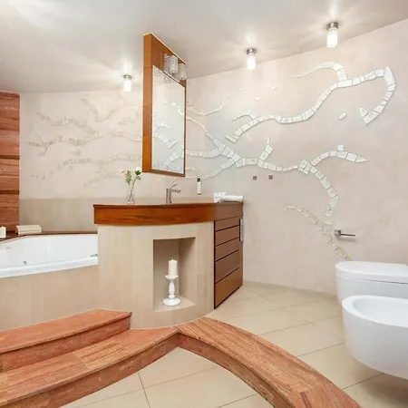 Apartment Family With 3 Bedrooms & Air Conditioning In The Centre Of By Renters *