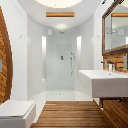 Family With 3 Bedrooms & Air Conditioning In The Centre Of By Renters Apartment *