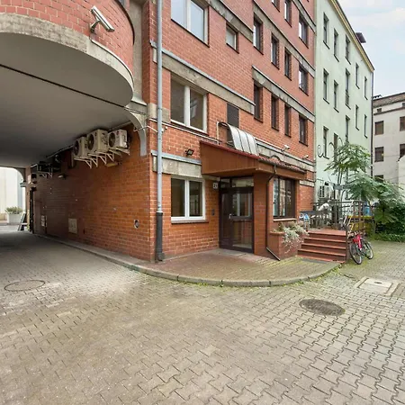 Apartment Family With 3 Bedrooms & Air Conditioning In The Centre Of By Renters *
