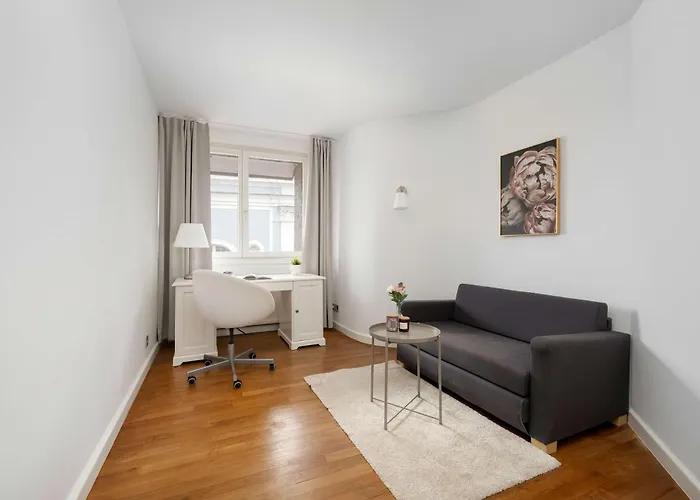 Family With 3 Bedrooms & Air Conditioning In The Centre Of By Renters