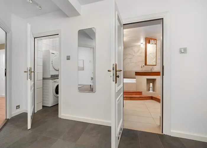 Family With 3 Bedrooms & Air Conditioning In The Centre Of By Renters