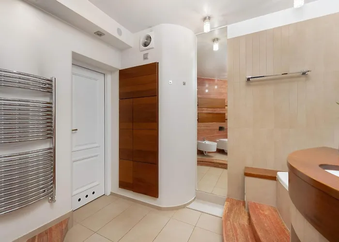 Family With 3 Bedrooms & Air Conditioning In The Centre Of By Renters 아파트 *