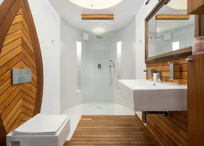 Family With 3 Bedrooms & Air Conditioning In The Centre Of By Renters 아파트 *